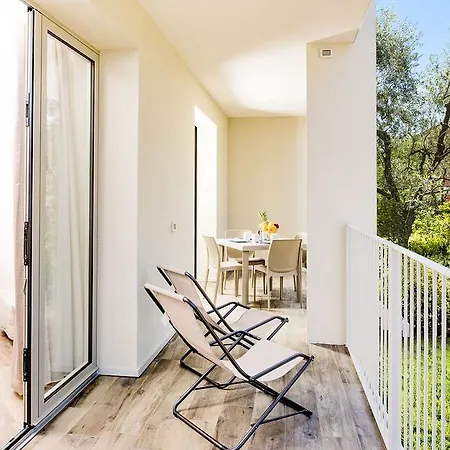 Center Ground Floor With Pool And Garden *