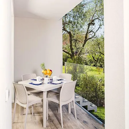Apartment Center Ground Floor With Pool And Garden